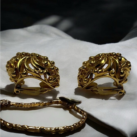 Vintage St John Gold Plated Openwork Clip Earrings 1-1/4” - Picture 6 of 10